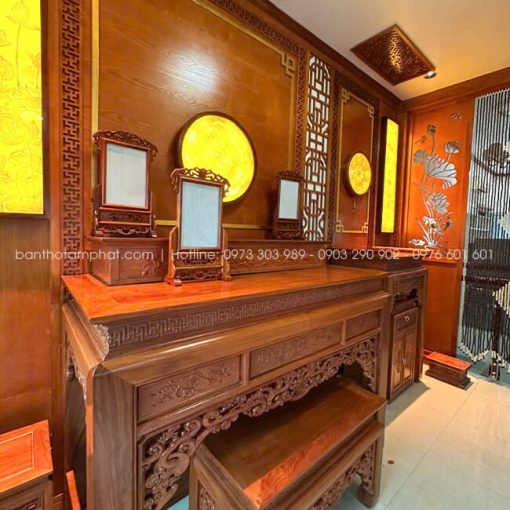 Mẫu phòng thờ đẹp với hệ đèn tranh trúc chỉ tạo chiều sâu cho không gian.
