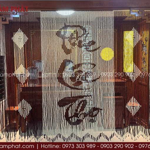 Rèm che hạt gỗ tạo điểm nhấn trang trọng cho ngôi nhà.