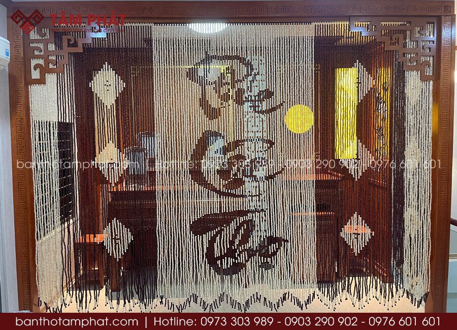 Rèm che hạt gỗ tạo điểm nhấn trang trọng cho ngôi nhà.