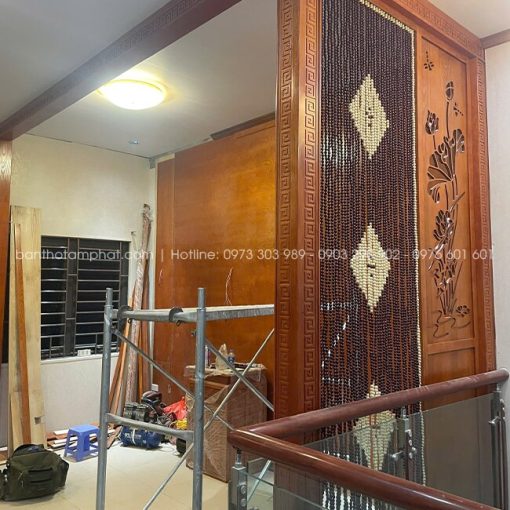 Khu vực thờ sảnh tầng nhờ thiết kế vách CNC và rèm che trở nên riêng tư và trang nghiêm.