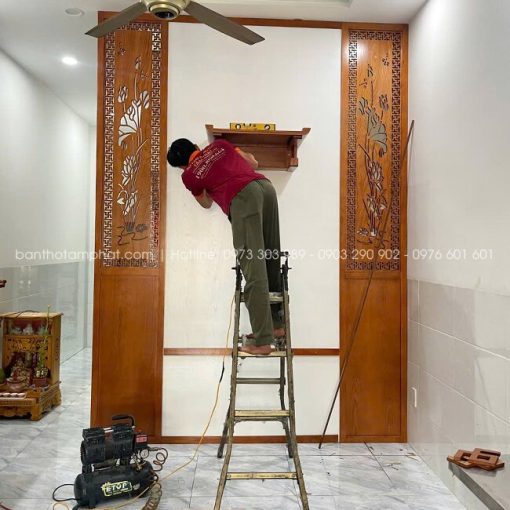 Phòng thờ tại tầng 1 cho nhà phố mẫu BT-1820 được thiết kế khoa học, đồng thời che chắn khu vực cầu thang và bếp một cách hài hòa.