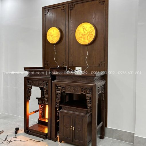 Bộ ba bàn thờ Phật, Gia Tiên và Thần Tài được bố trí gọn trong cùng 1 không gian.