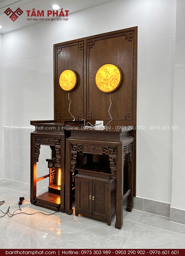 Bộ ba bàn thờ Phật, Gia Tiên và Thần Tài được bố trí gọn trong cùng 1 không gian.