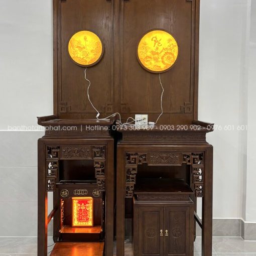 Bàn thờ sử dụng gỗ tự nhiên với kết cấu chắc chắn, gia công sắc nét đến từng chi tiết.