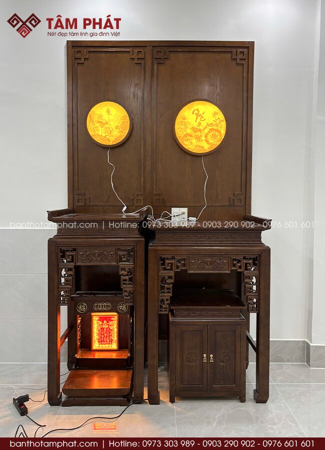 Bàn thờ sử dụng gỗ tự nhiên với kết cấu chắc chắn, gia công sắc nét đến từng chi tiết.
