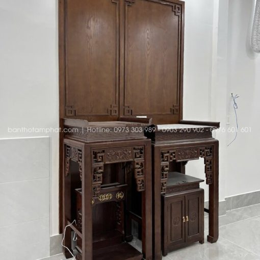 Hệ ốp hậu phía sau đơn giản, tăng tính thẩm mỹ và tạo chiều sâu không gian thờ.