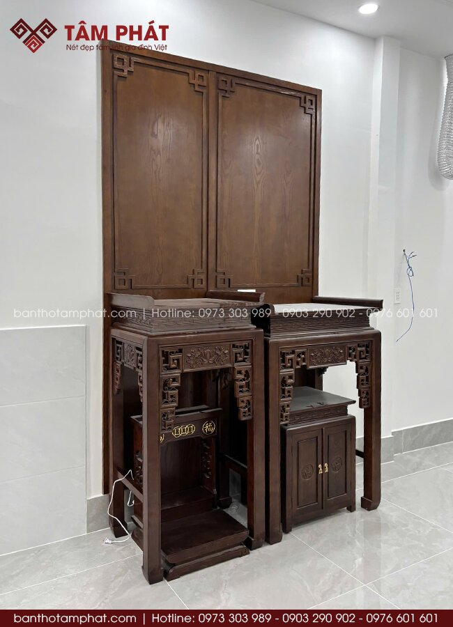 Hệ ốp hậu phía sau đơn giản, tăng tính thẩm mỹ và tạo chiều sâu không gian thờ.