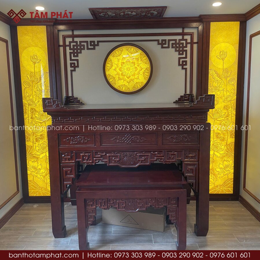 Kết hợp ốp vách và bộ đôi tranh trúc chỉ tăng tính thẩm mỹ, hài hòa ánh sáng và tạo chiều sâu cho tổng thể phòng thờ.