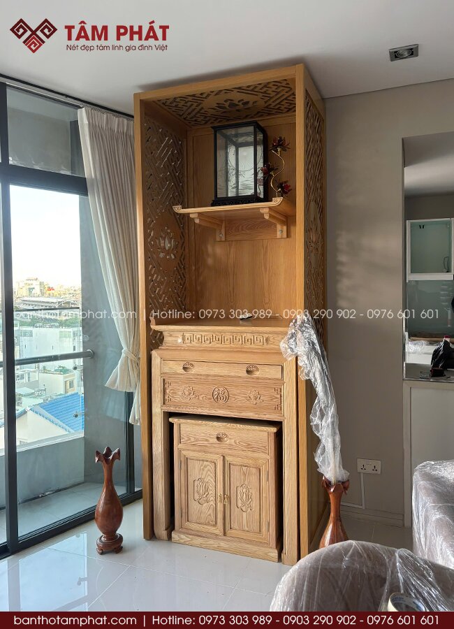 Thiết kế phòng thờ tối giản giúp không gian luôn gọn gàng và trang nghiêm.