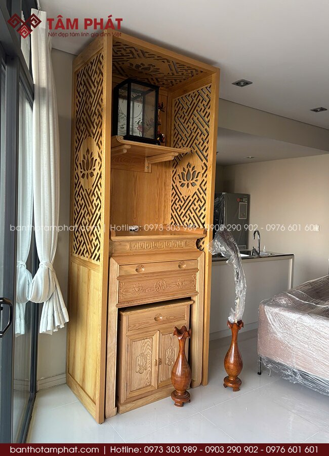 Chất liệu gỗ sồi được tuyển chọn kỹ, gia công tốt, bề mặt xử lý mịn, đường vân gỗ hiện rõ mang đến tính thẩm mỹ cao.
