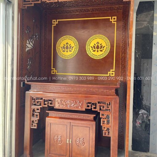 Đồng bộ hoa sen từ bàn thờ đến hệ trang trí.