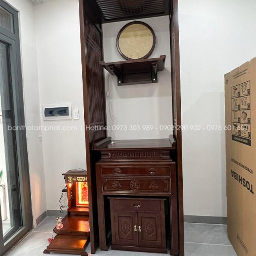 Mẫu phòng thờ gỗ dành cho gia đình mong muốn không gian thờ dễ chăm sóc.