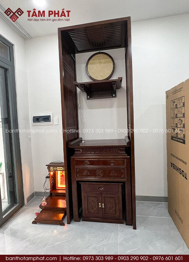 Mẫu phòng thờ gỗ dành cho gia đình mong muốn không gian thờ dễ chăm sóc.