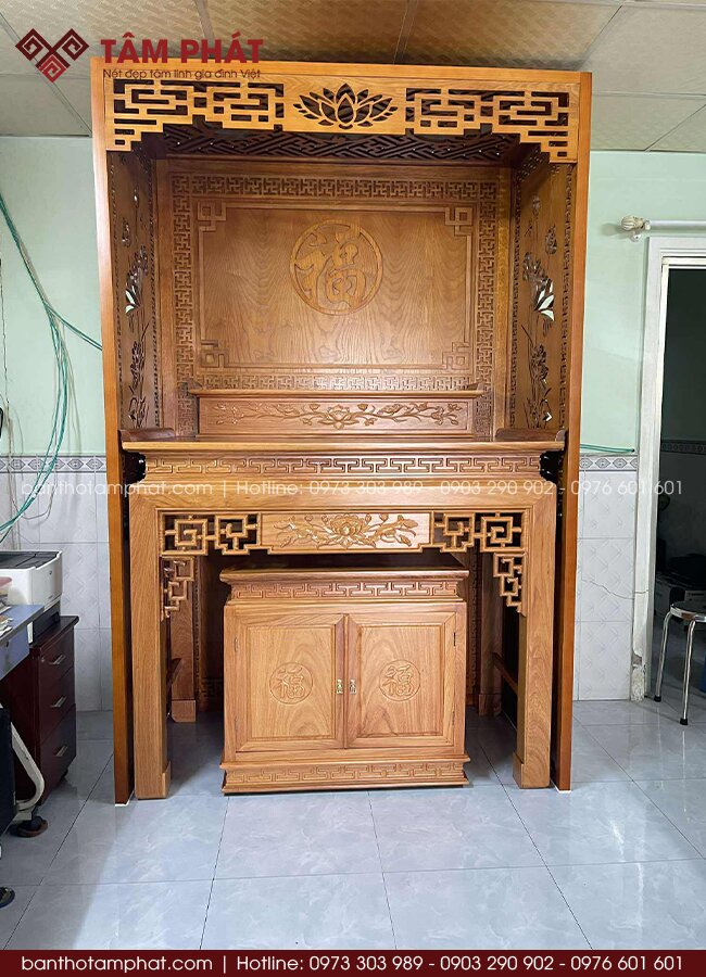 Bàn thờ nhị cấp triện sen sắc nét, được chế tác từ gỗ Hương chắc chắn, có độ bền cao.