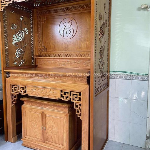 Gam màu gỗ hương tạo cảm giác ấm cúng cho không gian thờ.