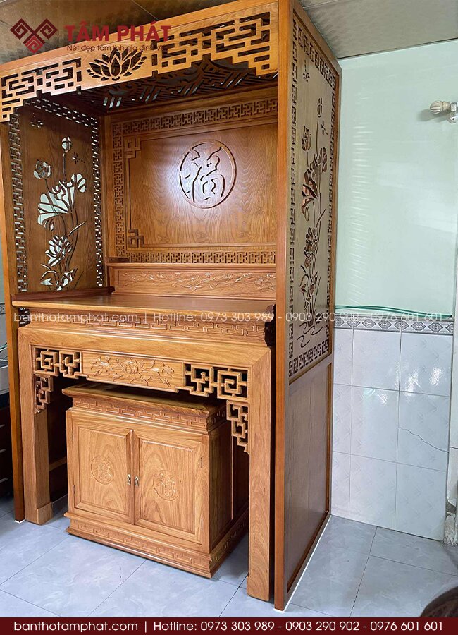 Gam màu gỗ hương tạo cảm giác ấm cúng cho không gian thờ.