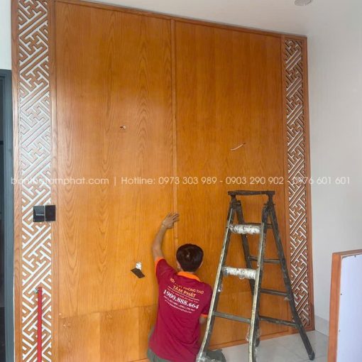 Ốp hậu MDF đơn giản, đồng bộ với màu bàn thờ.