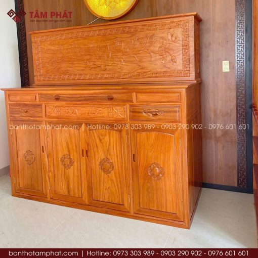 Đôn cấp và mặt tủ thờ phân làm 2 cấp giúp gia chủ dễ dàng bài trí và sắp xếp.
